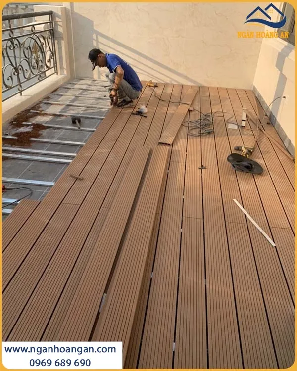 Thi Công Lót Sàn Gỗ Nhựa Ngoài Trời Kosmos Tạo Nên Sự Sang Trọng